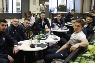 (VIDEO) Šta se desi kad novajlija i bivši Zvezdaš stigne u Partizan? Stave ga na stub "srama"!