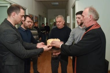 Uoči Savindana: Sveštenik osveštao prostorije Srpskog telegrafa i Republike