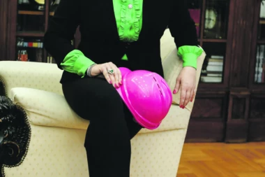 Poznati pitanjima rešetali ministarku: Može biti samo jedan roze šlem!