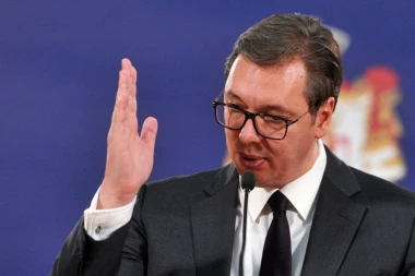 Je li kult ličnosti i kada  Makron organizuje defile? Vučić iz Skoplja odbrusio kritičarima