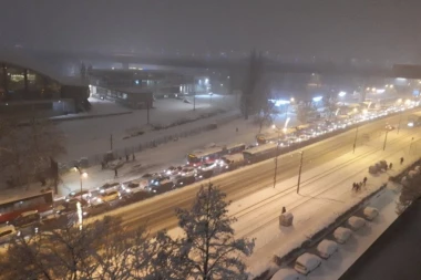 (FOTO) KILOMETARSKA KOLONA KOD SAJMA: Autobus proklizao, ne mogu da mu priđu ni da ga odšlepaju!