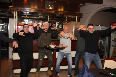 (VIDEO) Erin performans zapalio internet: Pogledajte kako folker na snegu sa ekipom izvodi hit "Pauk"