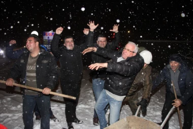 (VIDEO) Erin "pauk" hoda po plafonu!