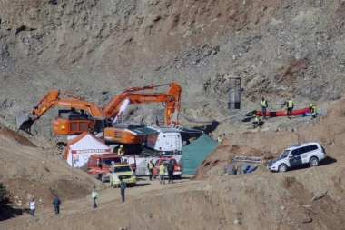 Posle 13 dana borbe spasioci iz bunara izvukli beživotno telo dečaka (2)