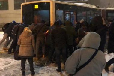 Haos u saobraćaju: Putnici gurali bus!