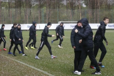 (FOTO) PUCALO JE: Grad prekinuo trening Partizana
