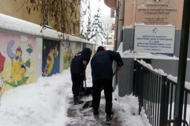 Policajci danonoćno u akciji čišćenja i svake druge vrste pomoći