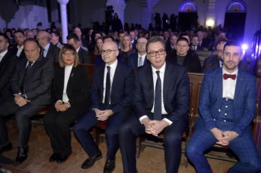 (FOTO) Vučić u Novom Sadu: Vi ste ti kojima se Srbija ostavlja, koji nastavljaju i koji će da je predvode!