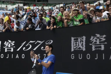 PRED MEČ SA NADALOM: Ovako je Nole bacio navijače u trans