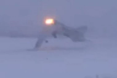 (UZNEMIRUJUĆ SADRŽAJ) Ovo je snimak pada ruskog aviona koji se prepolovio, ima mrtvih!