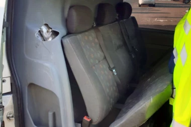 (FOTO) ŠVEĐANIN MISLIO DA IZA SEDIŠTA PROKRIJUMČARI 100 KG DROGE: Uhvatili ga na Horgošu!