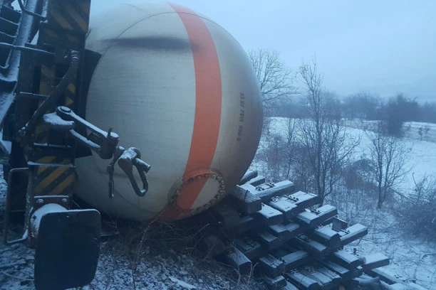 Umalo HAVARIJA na pruzi Prahovo - Zaječar: Cisterna koja transportuje AMONIJAK izletela sa šina