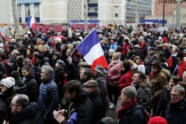 (FOTO) "Crveni šalovi" protiv Žutih prsluka: Oko 10.000 ljudi u maršu protiv nasilja