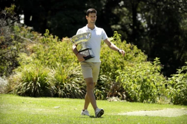 (FOTO) Maskirani Novak prigrlio najvredniji trofej