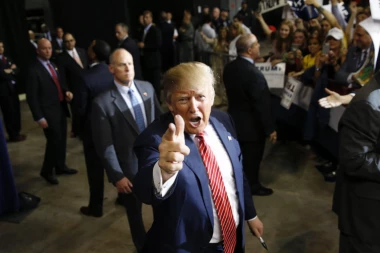 TRAMP STAO NA MASKOVU STRANU! Lider SAD kritikovao Kaliforniju: Tesla mora odmah da počne da radi!