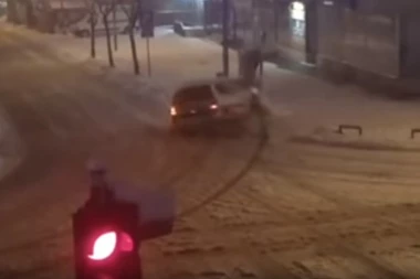 Zakucala se automobilom u semafor pa pobegla: Kada su je uhapsili, policajci shvatili sa kim imaju posla