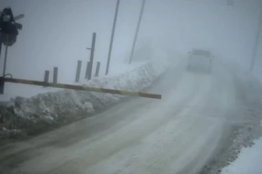 (VIDEO) "AUTOBUS SMRTI" NAS NIJE NAUČIO PAMETI: Pogledajte šta vozači rade na pružnom prelazu u Donjem Međurovu!