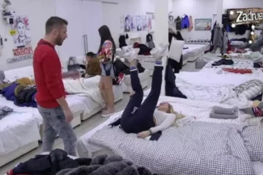 (VIDEO) Luna izvodila svoje egzibicije na krevetu, a onda je Marko uhvatio za nogu!