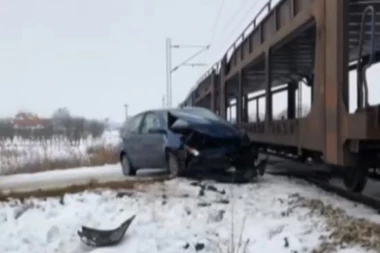 (VIDEO) Auto se zakucao u lokomotivu na pružnom prelazu kod Čačka!