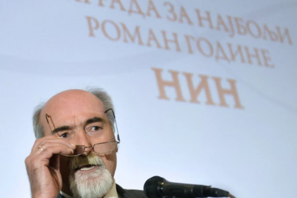 Glavni i odgovorni urednik NIN izmislio da vojska kupuje novine za "Sajam"