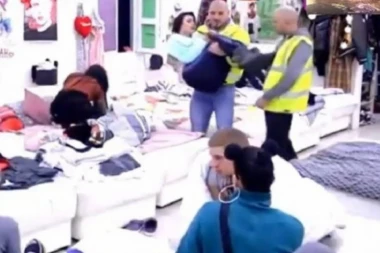 Zerina pala u nesvest: Obezbeđenje je izvelo!