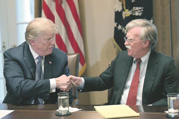 BOLTON BI DA MI SE SVETI, JER SAM GA ŠUTNUO K'O BOLESNO ŠTENE: Tramp se premijerno oglasio o knjizi koja je uzburkala strasti u SAD