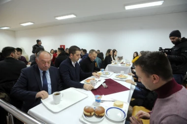 (FOTO) Đurić sa studentima u menzi u Kosovskoj Mitrovici: Divljenje vašoj borbi je iskreno i veliko!