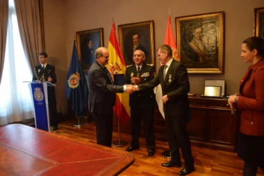 (FOTO) Rebić dobio jedno od najviših odlikovanja španske policije