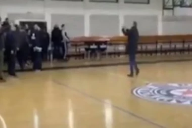 (VIDEO) IZNENAĐENJE: Partizanovci posle poraza došli na trening košarkaša, poklon za Trinkija