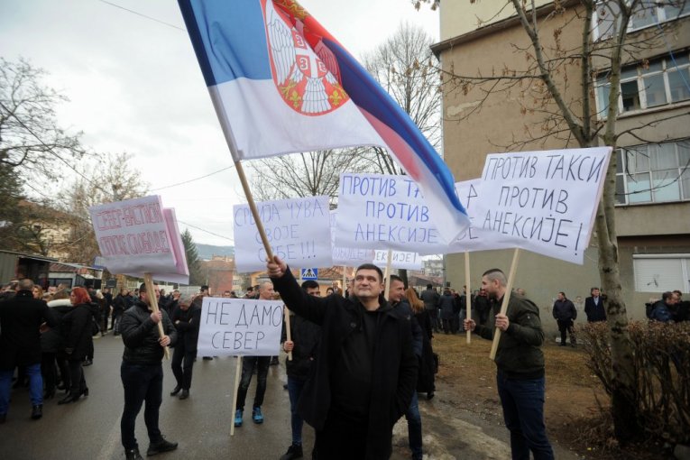 (FOTO) Protest protiv aneksije severne Kosovske Mitrovice: Srbi poručili da neće da budu robovi!