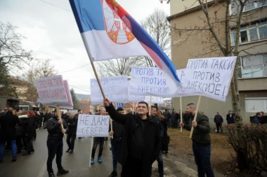 (FOTO) Protest protiv aneksije severne Kosovske Mitrovice: Srbi poručili da neće da budu robovi!