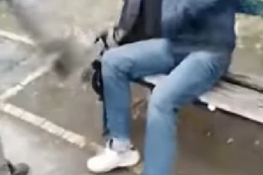 (VIDEO) Novo brutalno nasilje u Subotici: Dečaka šutiraju u glavu, dok ostali samo gledaju!