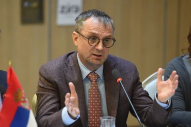 Ovaj čovek više ne sme da ostane na funkciji! Tužilac priznao da predmete drži u fioci