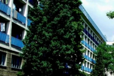 Kolege iz doma nagađaju šta je uzrok bizarnom ponašanju studentkinje koja se gola mollila