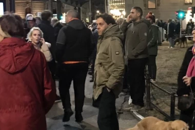 (FOTO) Na protestima u Beogradu prisustvovao i ON!