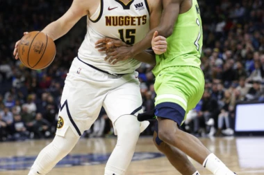 (VIDEO) Polu-čovek polu tripl-dabl: Jokić magičnim dodavanjem preko celog terena srušio Vulvse!