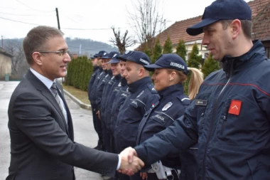 (FOTO) Stefanović otvorio renoviranu policijsku stanicu u Osečini!