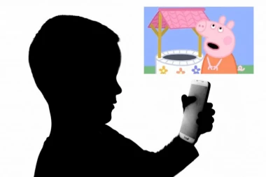 Mirisalo stopala gostima i skičalo! Bizaran slučaj u Srbiji: Dete postalo zavisno od crtanog filma pa poslato na lečenje!