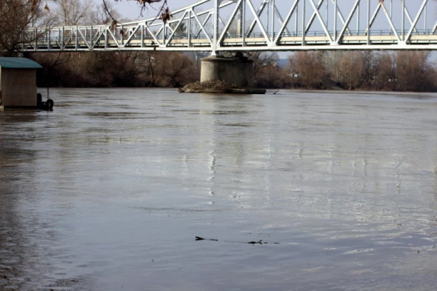 VOZAČ SE SURVAO U MORAVU? Alarmantno stanje kod Kruševca posle saobraćajke, POTRAGA U TOKU!