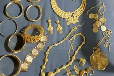 ZAPLENA NA GRADINI: Rekli da nemaju ništa da prijave, a onda su im carinici pronašli kilo zlatnog nakita