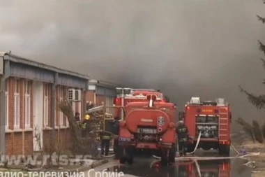 Stravičan požar u fabrici "Kemis", 10 vatrogasnih vozila na terenu!