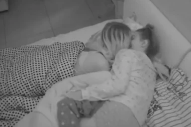 Lezbo akcija: Dorotea i Maja se dohvatile ispod jorgana!