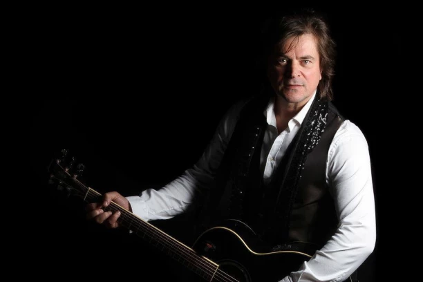 Alen Islamović progovorio o POROCIMA! Pevač otkrio detalje privatnog života i pravila rokenrola: DOBRO PITI I DROGIRATI SE!