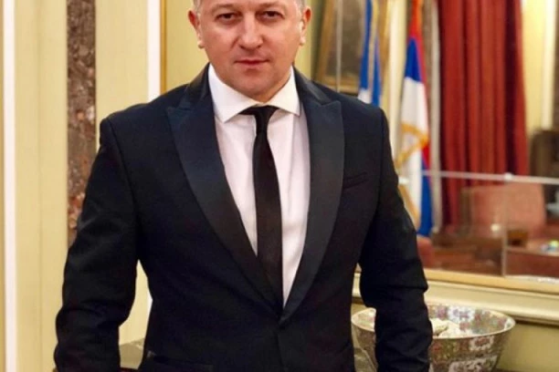 Supruga Srđana Predojevića je VEČITA MISTERIJA: Nakon GUBITKA BEBE voditelj je sklopio DOGOVOR sa njom, a evo kako ona izgleda! (FOTO)