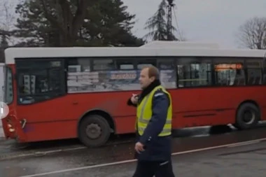 NEZGODA U NASELJU BRAĆE JERKOVIĆ: Autobus oborio deku (70) kod okretnice 26, sa povredam glave prevezen u Urgentni centar