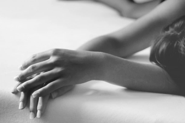 ŽENA ODMAH SKOČILA SA STOLA: Ginekolog manijak iz Valjeva i ranije pokušavao da ostvari fizički kontakt sa žrtvom!