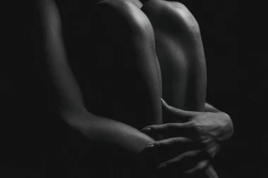 MAJKA MONSTRUM IZ ALEKSINCA: Podvodila ćerku (13), četvorica se iživljavalo nad detetom!