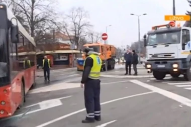 OGLASILI SE IZ "VODOVODA" O TEŠKOM SUDARU NA DEDINJU: Nije bilo toliko poledice, krivi su vozači!