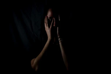 MAJKA IZ PAKLA! Žena u Subotici prisiljavala ćerku (16) na seksualne odnose sa muškarcima za novac