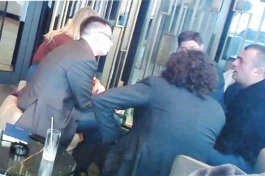 (FOTO, VIDEO) KAKO ĆE OVO DA OBJASNE?! Lideri opozicije primaju američke naloge u Hiltonu